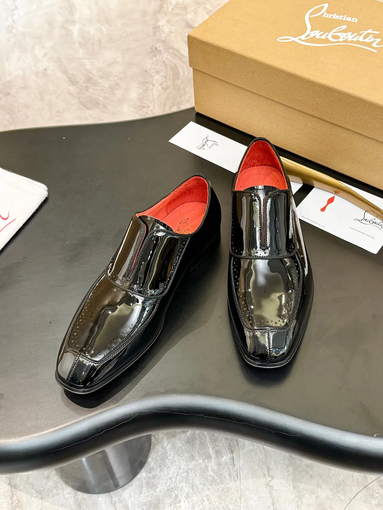 💰960 ••New real shots••CL～High-end men’s 👔Casual•loafers with red soles! ••🆑Genuine and top-quality goods from original orders ••✅💯 Purchase goods from top-quality original orders! Original imported patterned cowhide ➕Imported cowhide lining ➕Cowhide feet ➕Original leather outsole~🉑️Feel free to compare the authentic ones! Size: 39-44 (38.45.46.47 can be customized)
